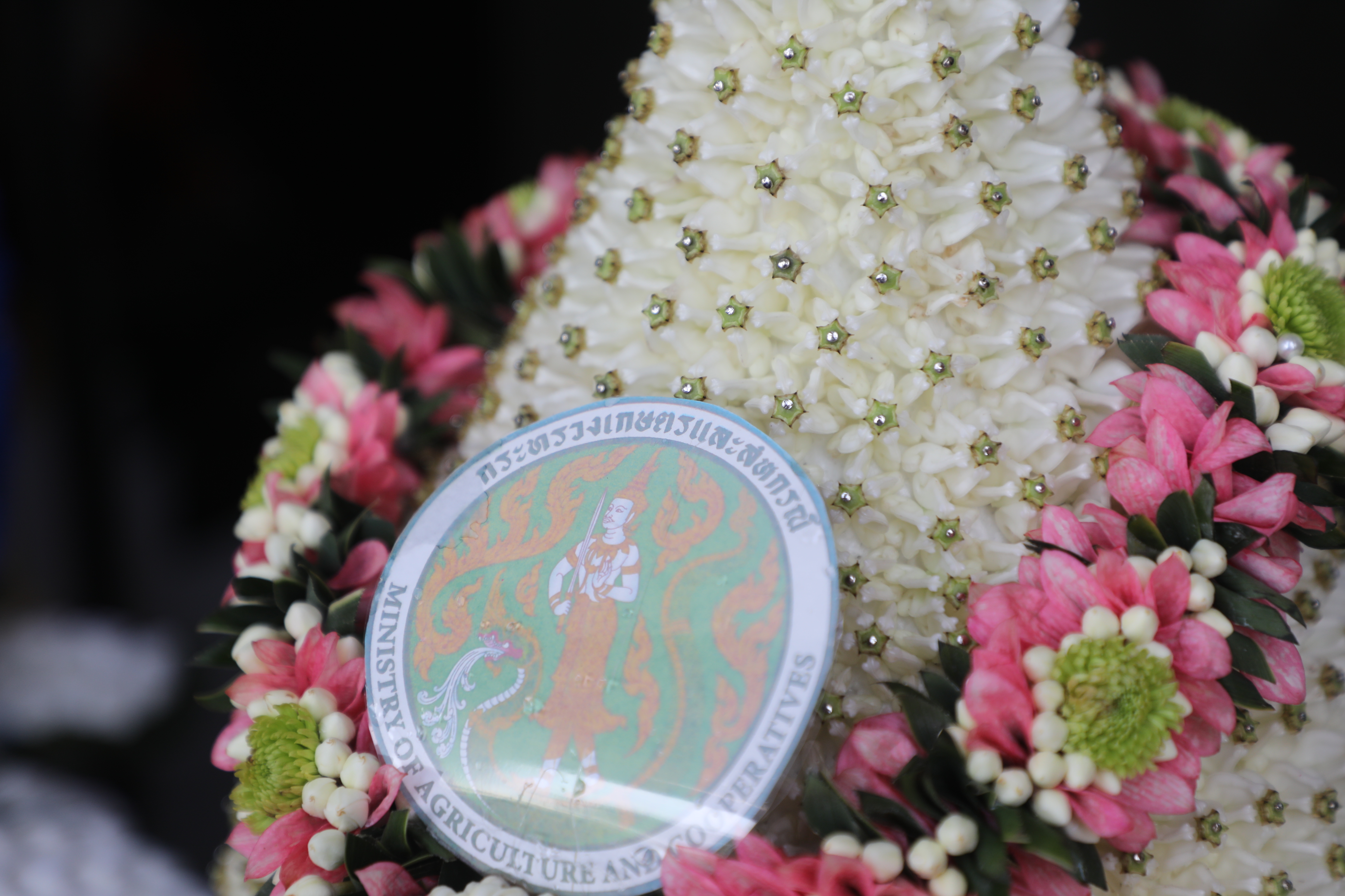 title - ส.ป.ก. ร่วมพิธีวางพานพุ่มถวายเครื่องราชสักการะ พระบรมราชานุสาวรีย์พระบาทสมเด็จพระปรมินทร มหาจุฬาลงกรณ์ พระจุลจอมเกล้าเจ้าอยู่หัว เนื่องในวันสื่อสารแห่งชาติ ประจำปี 2569
